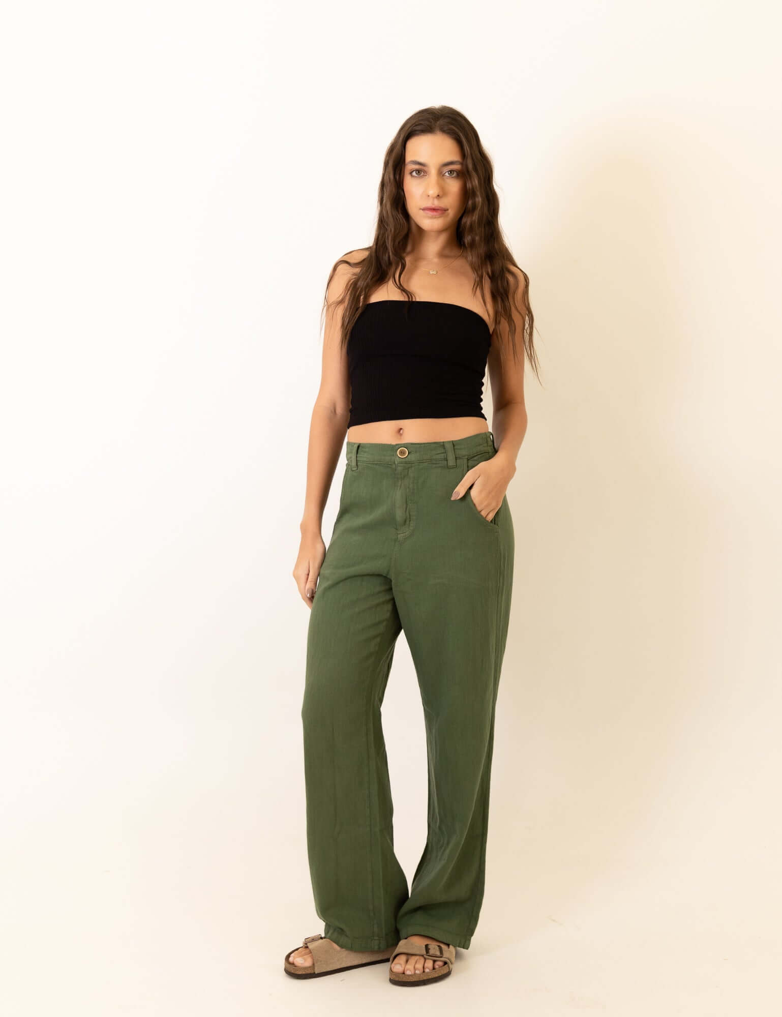 Modelo usando Calca New Khay - Verde Escuro da marca Greenish, com caimento solto e conforto em linho casual.