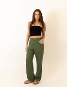 Modelo usando Calca New Khay - Verde Escuro da marca Greenish, com caimento solto e conforto em linho casual.