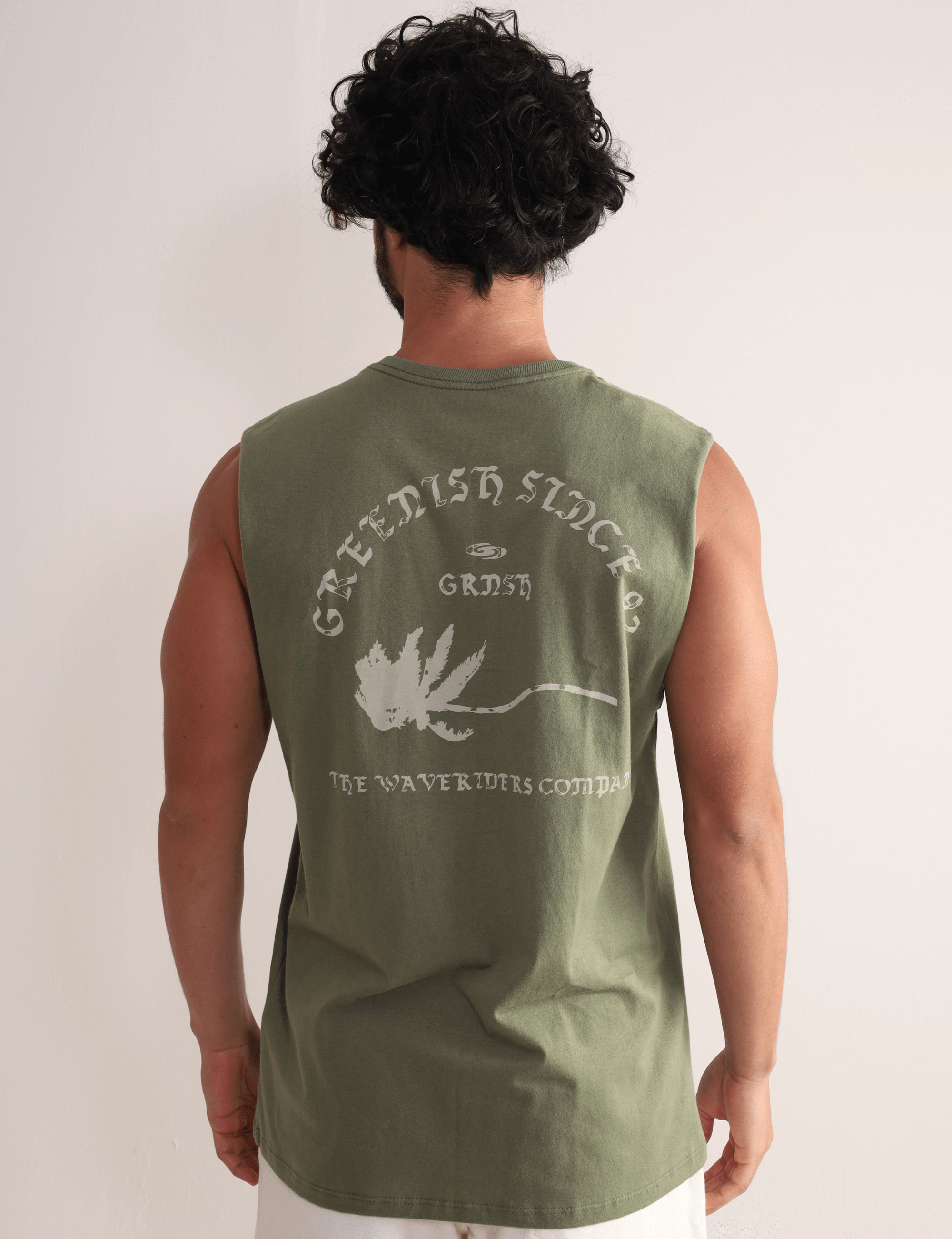 Regata Larga - Verde da Greenish em algodão, destacando símbolo de liberdade nas costas. Ideal para dias relaxantes na praia.