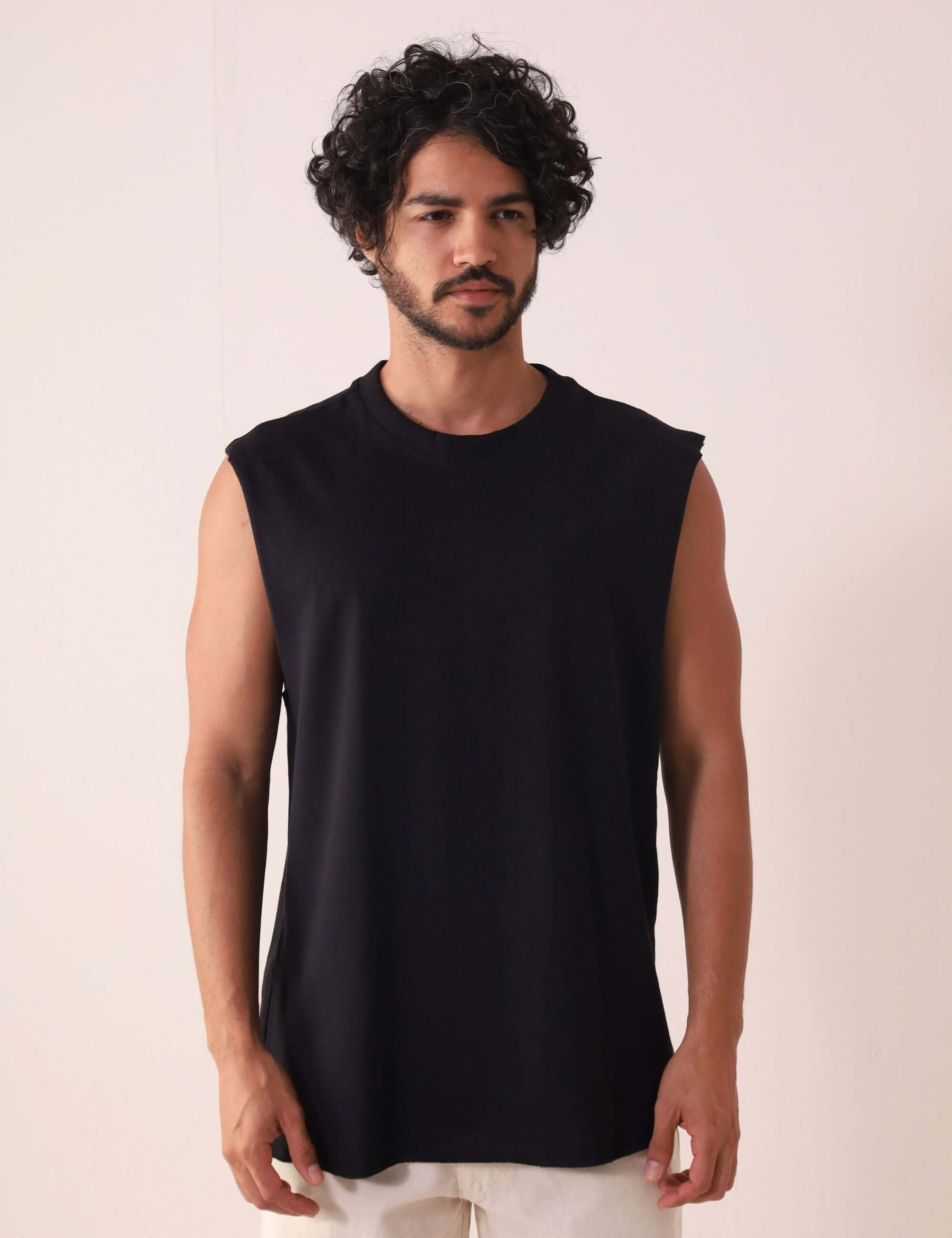 MODELO USANDO REGATA LARGA WAVES - PRETO DA GREENISH, IDEAL PARA CONFORTO AO AR LIVRE, TECIDO 100% ALGODÃO, GOLA RIBANA.