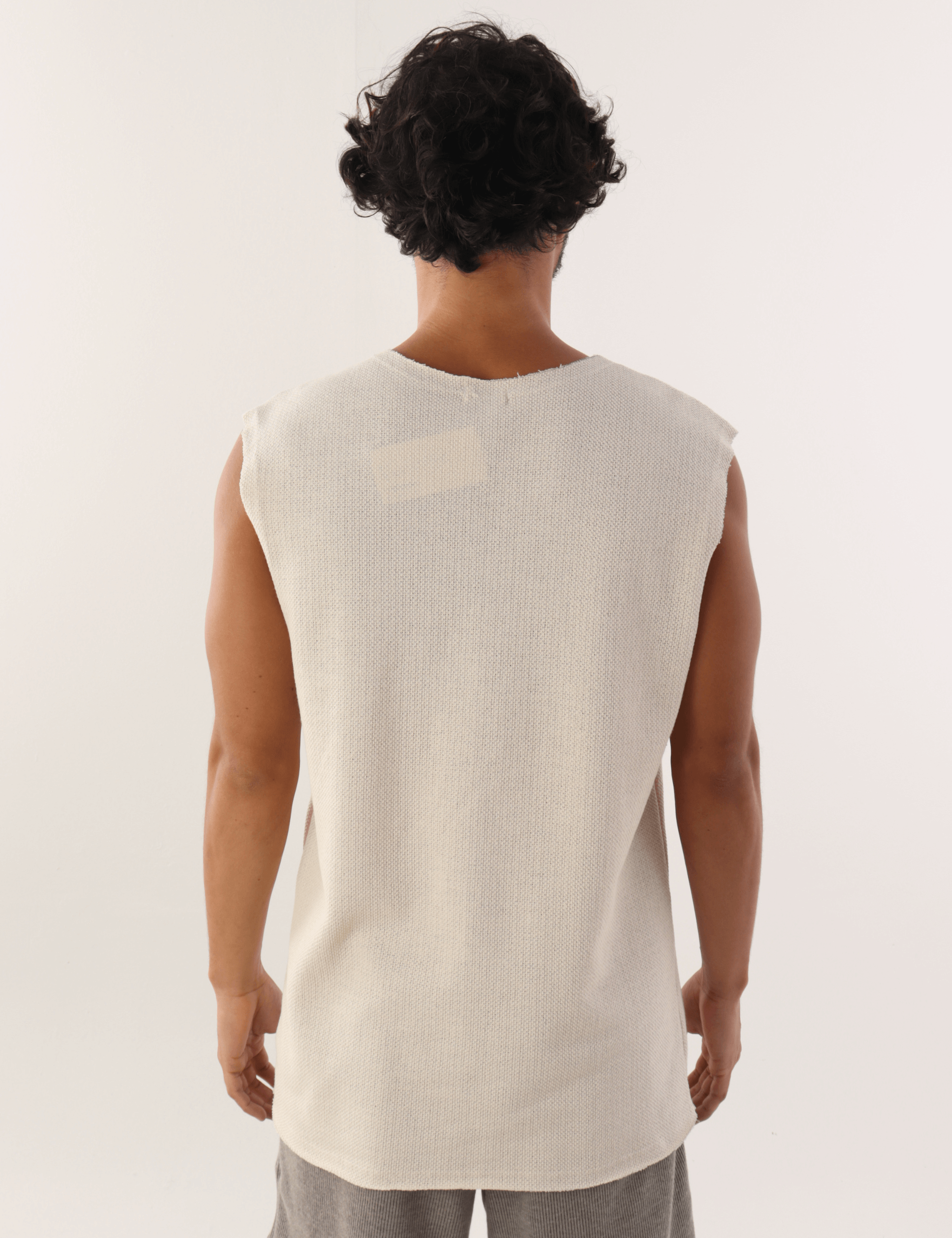 Homem usando a Regata Mare Bege da Greenish, vista traseira, moda casual e confortável. Perfeito para o dia a dia.