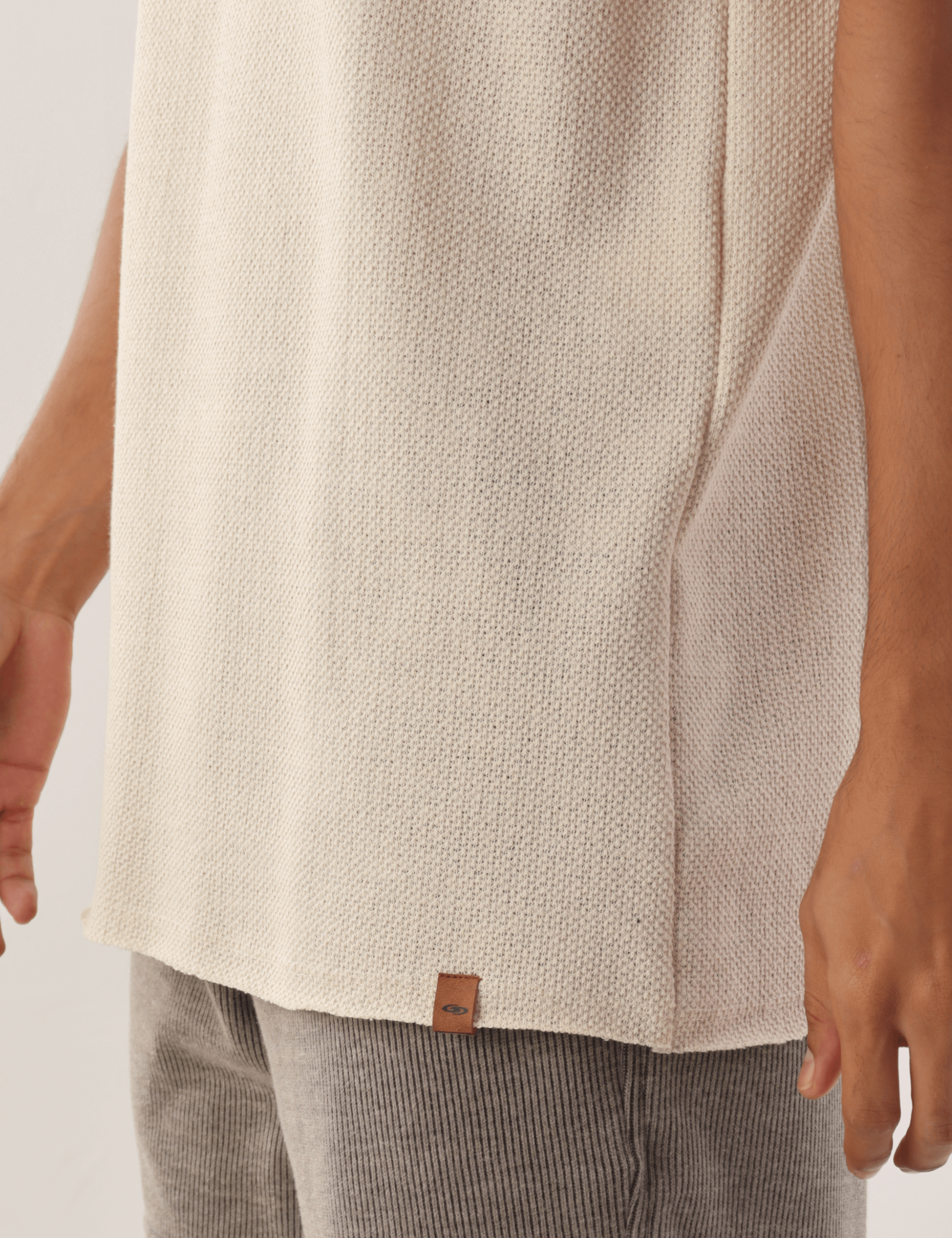 Regata Mare bege da marca Greenish, com tecido texturizado e design casual, ideal para dias quentes e estilo despojado.