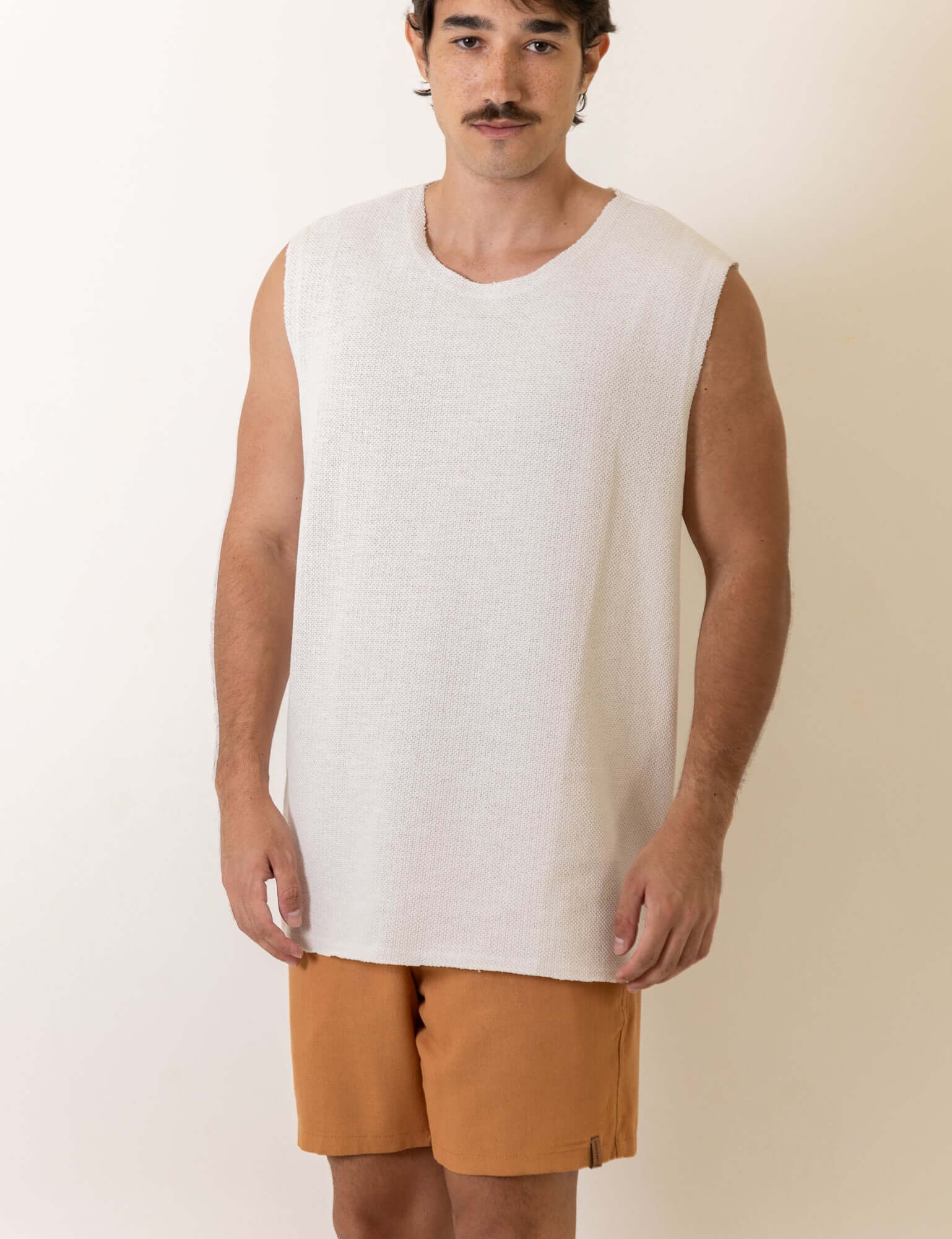 Regata Maré - Off White by Greenish, minimalista, confortável e ideal para dias de sol, destacando-se pelo tecido encorpado e etiqueta lateral.