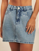 Greenish Saia Curta Jeans Classic, denim skirt with A-line fit, low waist, and indigo wash, featuring double waistband and applied pockets.