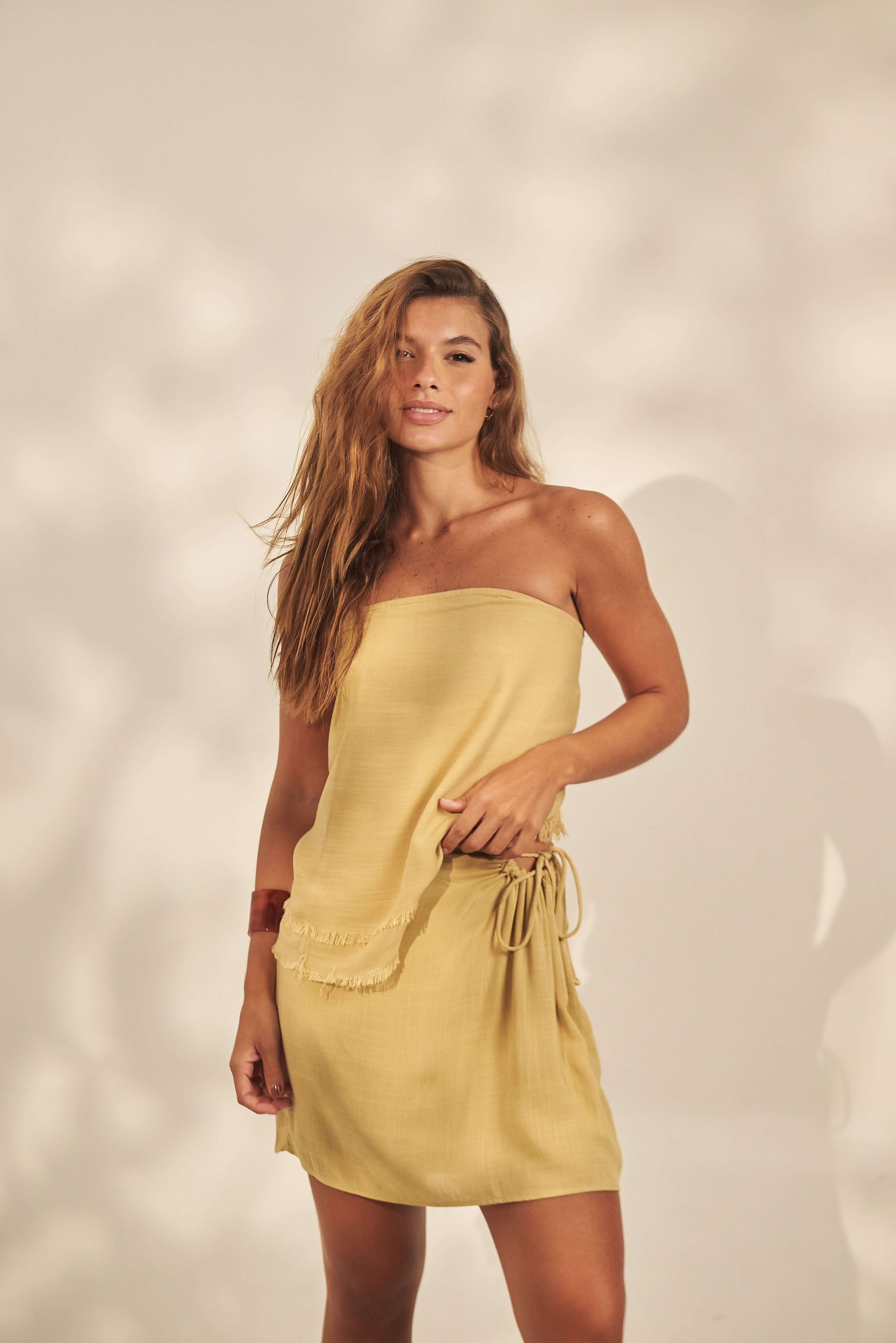 Saia Curta Sunny - Amarelo da Greenish em viscose, saia curta com bainha de lenço e caimento fluido para looks praianos e urbanos