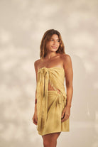 Saia Curta Sunny - Amarelo da Greenish em viscose, bainha de lenço e caimento fluido para looks praia e urbano