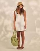 Saida Debanho Regatão Fresh - Off White da Greenish em tecido macio, look praia com regata solta e bolsa verde