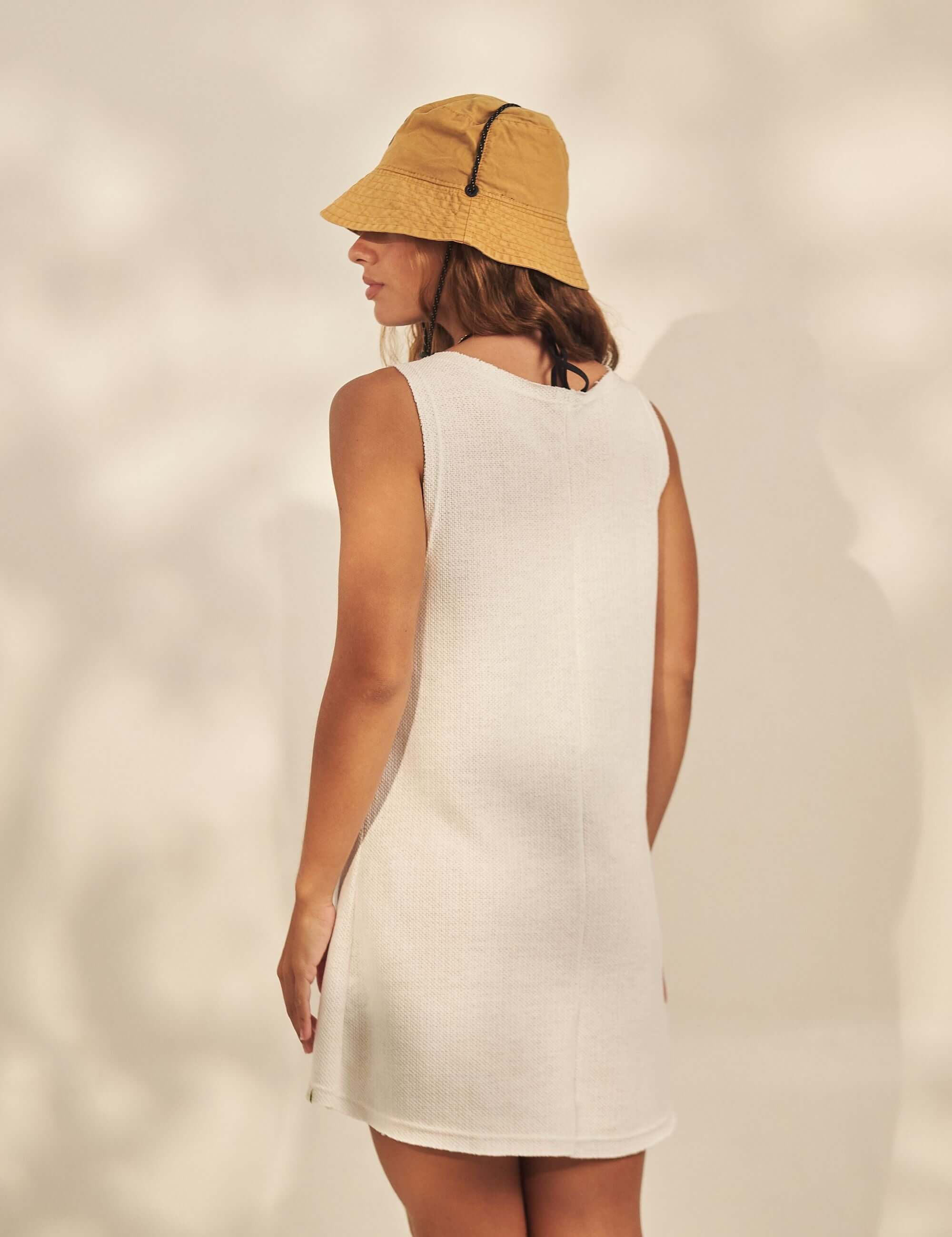 Alt Tag: Saida Debanho Regatão Fresh - Off White Greenish saída de banho solta em tecido macio com cava profunda e costa partida, look praia elegante