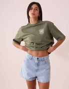 Modelo usando SHORT JEANS DAYANA - AZUL da Greenish, com cintura alta e cós duplo, feito em denim 100% algodão, lavagem vintage suave.