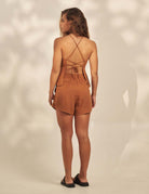 Greenish Short Viscose Lara - Marrom em viscose 100% com cós alto, zíper frontal e detalhe lateral, look leve para dias ao ar livre