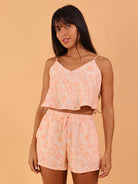 Conjunto SHORT LAYA - CORAL da Greenish, verão, estilo casual, blusa e short estampados em coral.