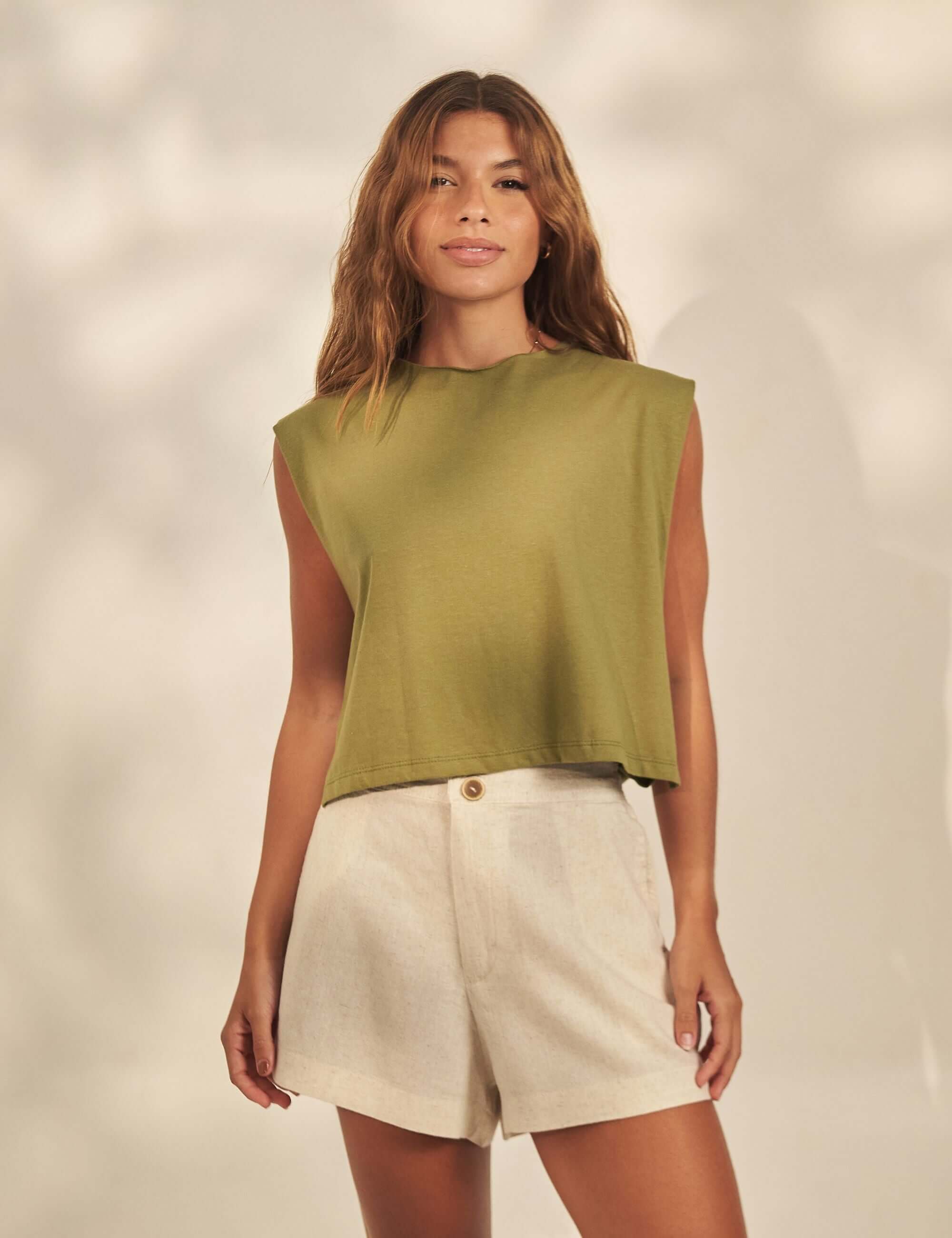 Short Linho Sailor - Natural by Greenish, modelo usando short de linho natural, cós com elástico e caimento leve, look praia e cidade