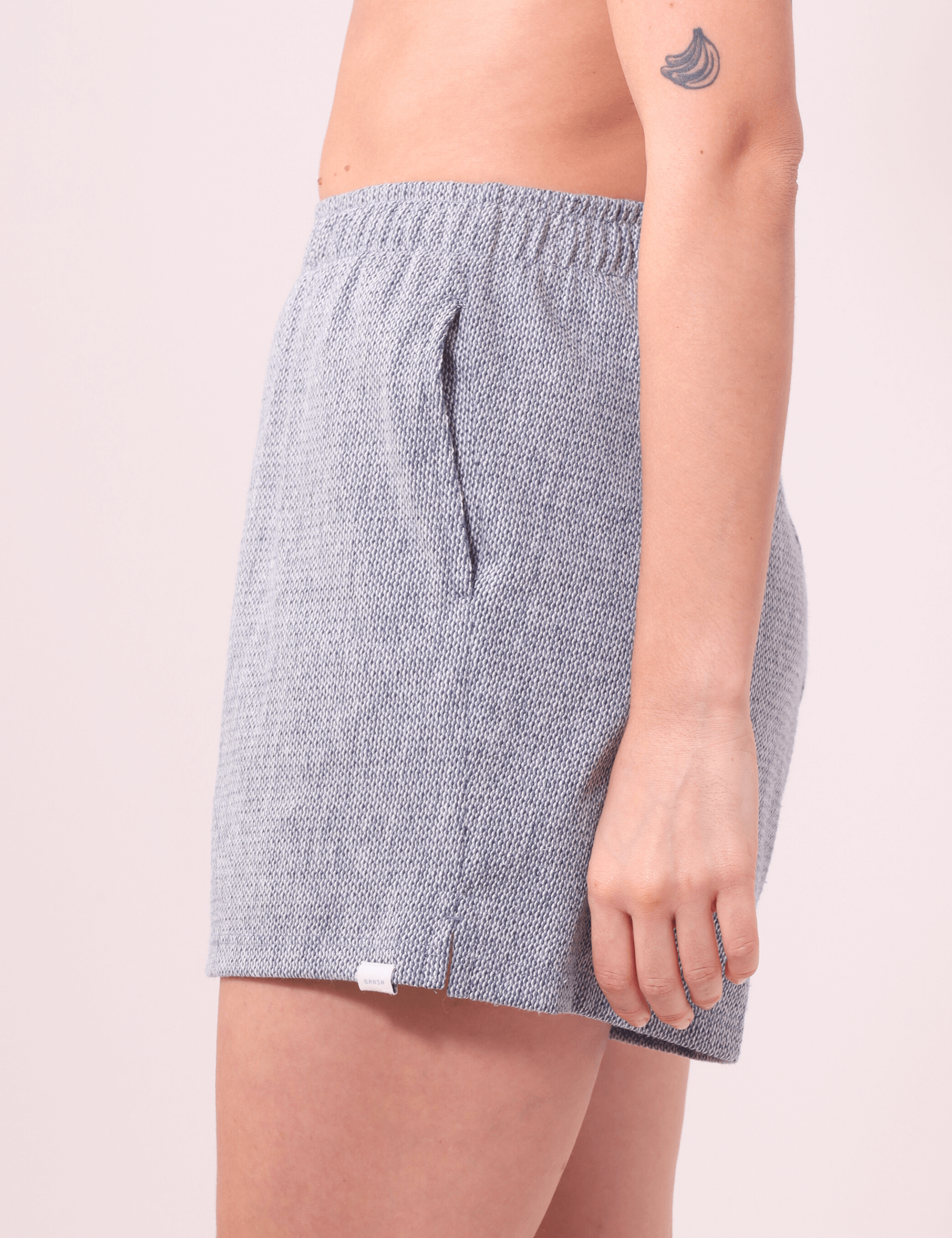 Short Salty Cinza Greenish com cintura alta, listras discretas, bolso lateral e fenda na barra. Conforto e estilo para dias lentos.
