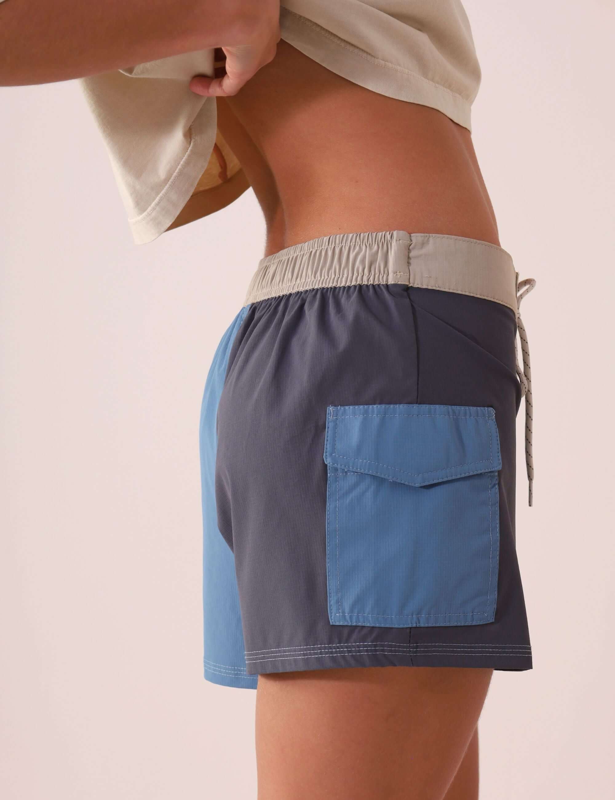 SHORT SPORT TALITA - AZUL da marca Greenish, visto de lado, destacando o conforto e estilo do design esportivo.