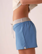 SHORT SPORT TALITA - AZUL da marca Greenish em exibição lateral, destacando o cós elástico e o design confortável para atividades esportivas.