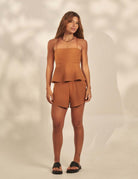 Short Viscose Lara - Marrom da Greenish em viscose 100% com cós alto e zíper frontal, detalhe lateral com fita colorida, look leve para dias ao ar livre