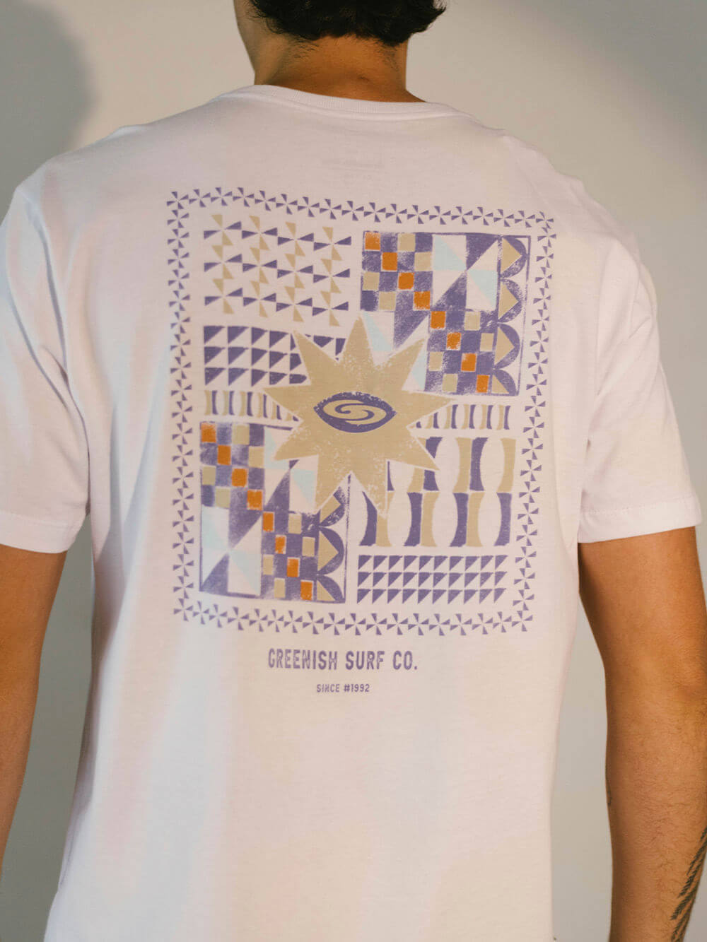 Camiseta Roots Native da Greenish com estampa exclusiva colorida nas costas, feita em algodão confortável.