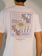 Camiseta Roots Native da Greenish com estampa exclusiva colorida nas costas, feita em algodão confortável.