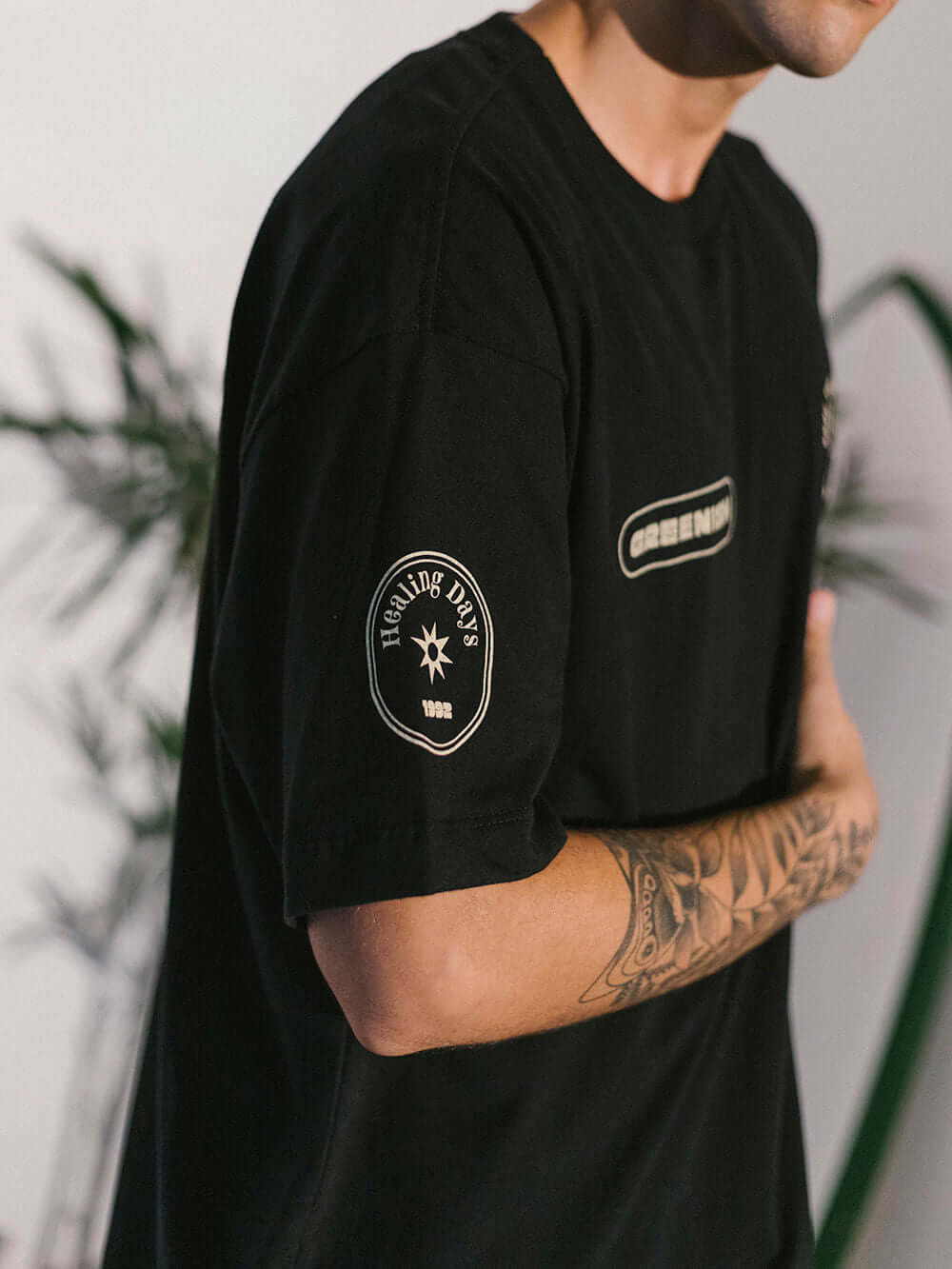 Camiseta oversized preta da Greenish, detalhes em estampa clara, estilo street e tecido 100% algodão.
