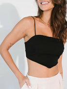 Cropped Triângulo Dina preto da Greenish, ideal para dias quentes, com alças finas e recorte estiloso.