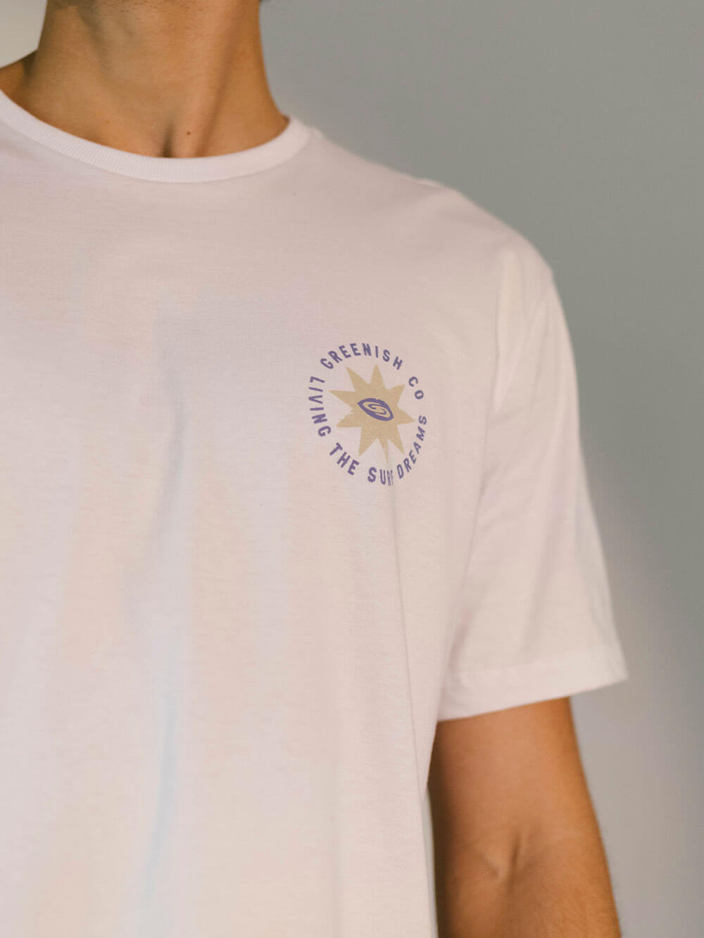 Camiseta Roots Native branca da Greenish com estampa exclusiva no peito, ideal para o dia a dia e com 100% algodão.