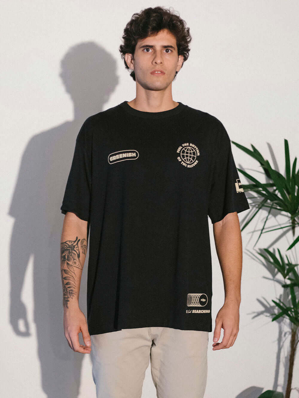 Camiseta oversized preta da Greenish, estilo urbano com estampa única e detalhes exclusivos.