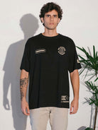Camiseta oversized preta da Greenish, estilo urbano com estampa única e detalhes exclusivos.