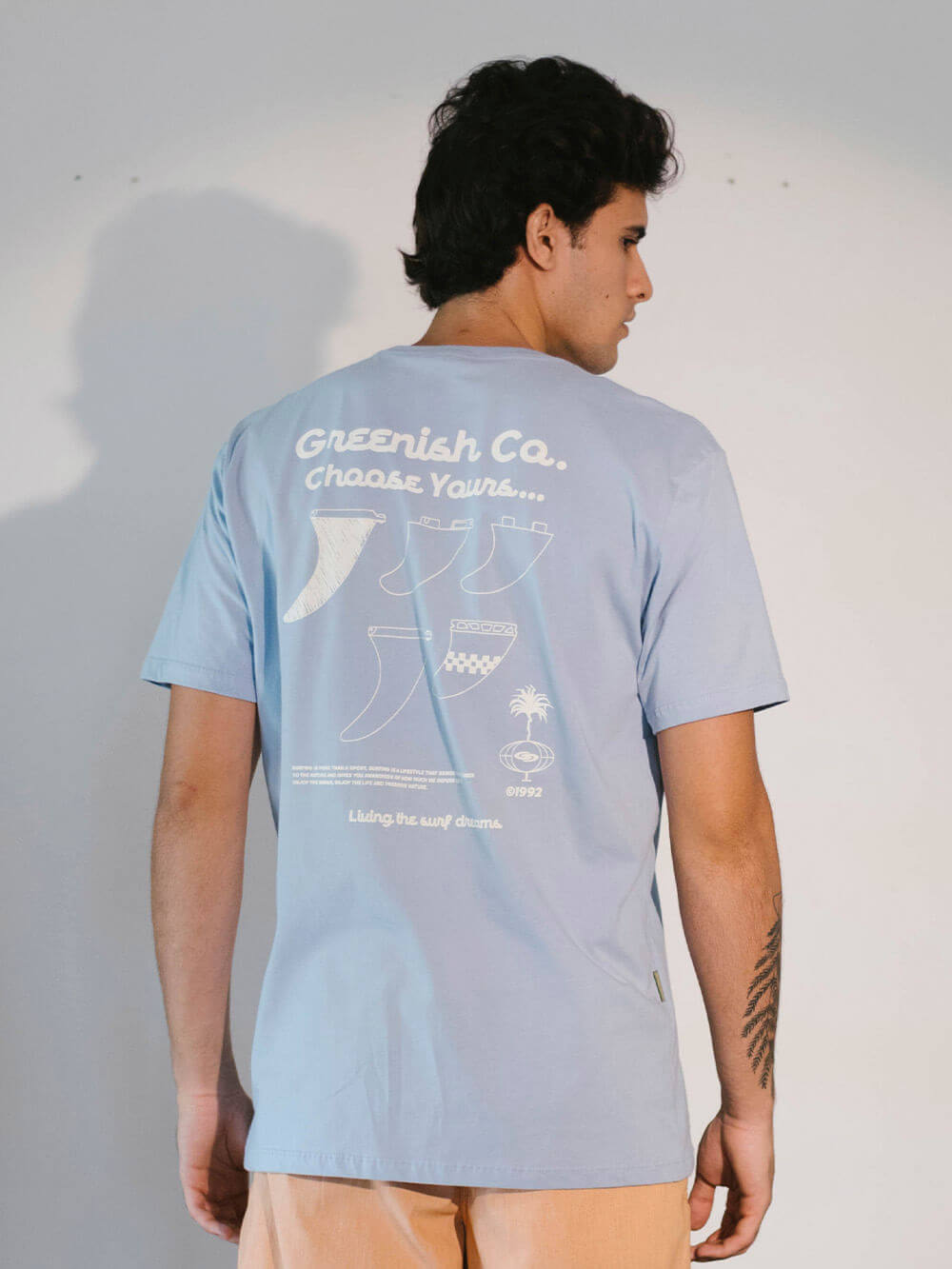 Camiseta Choose Yours da Greenish, azul com estampa exclusiva, perfeita para amantes do surf e moda casual.