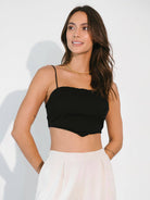 Cropped Triângulo Dina preto da Greenish, com alças finas e recorte estiloso. Confortável e ideal para dias quentes.