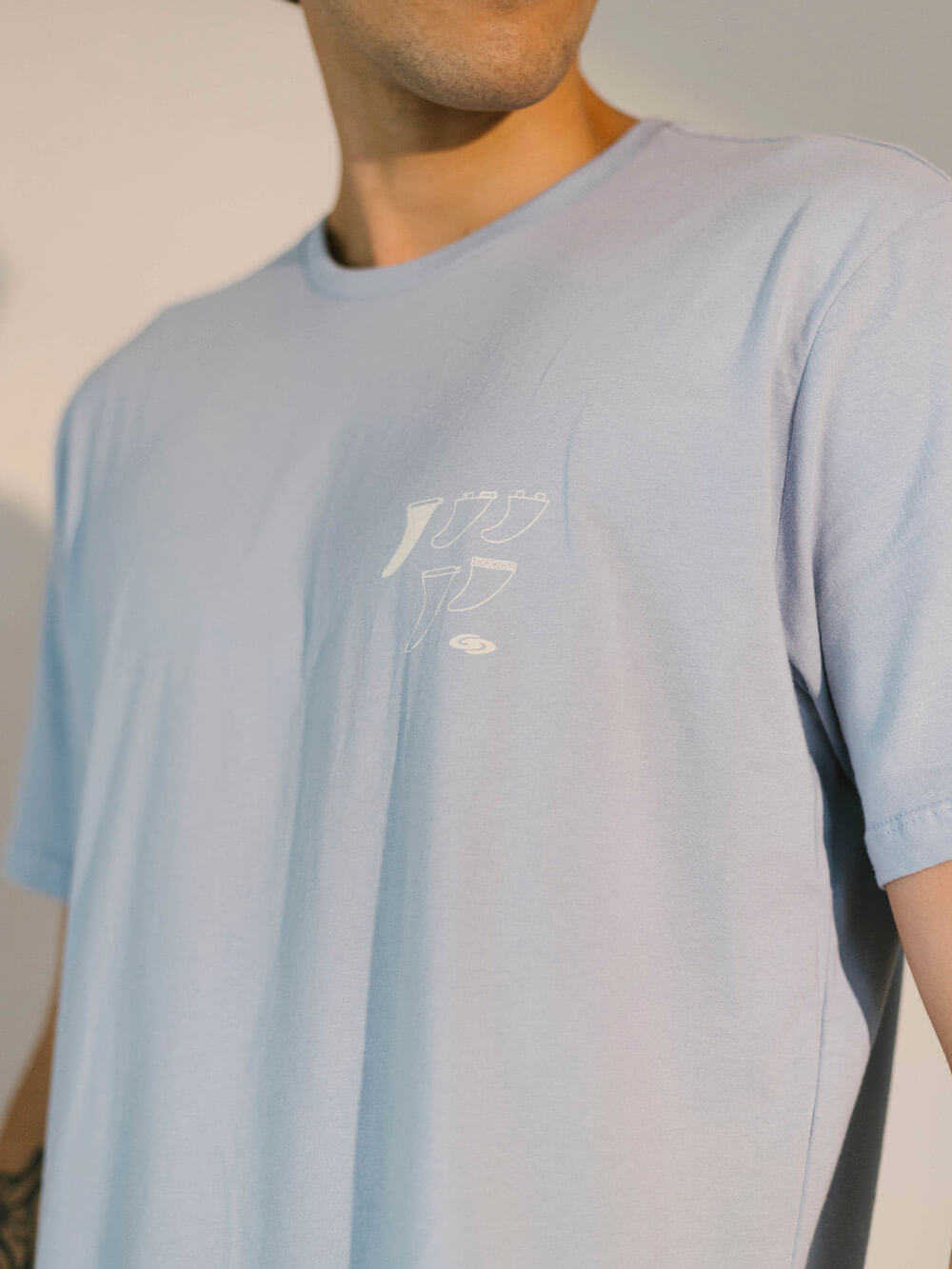 Camiseta Choose Yours azul da Greenish, 100% algodão, estilo casual e confortável para amantes do surf.