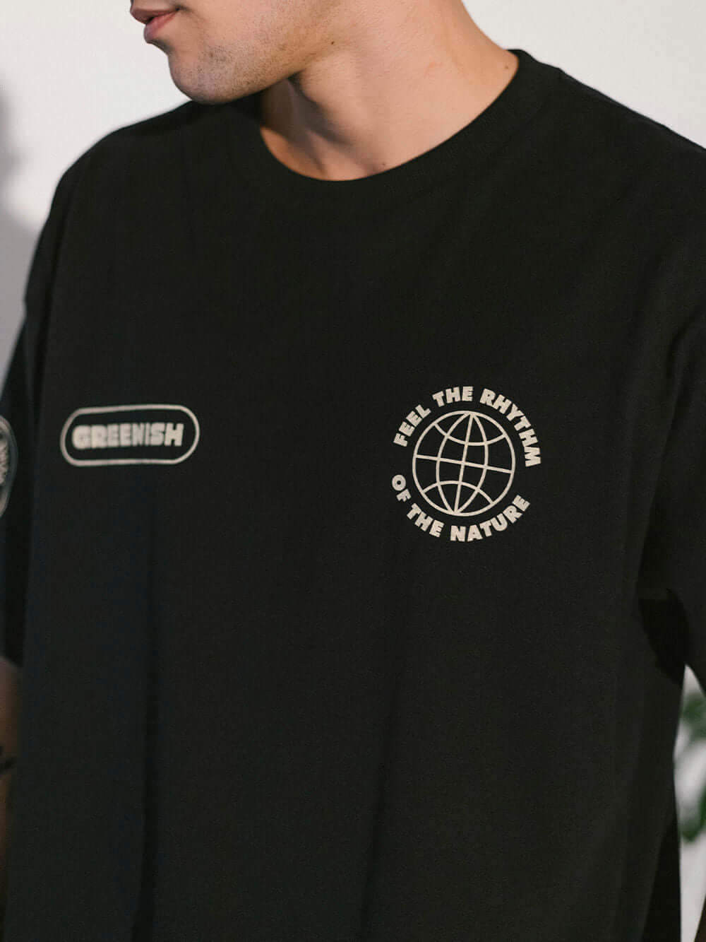 Camiseta oversized preta da Greenish com estampa exclusiva e detalhes diferenciados.
