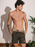 Surfe em estilo com os shorts Boardwalk Elemental Suns Verde da Greenish, conforto e modernidade à beira-mar.