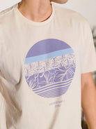 Camiseta Hibiscus bege da Greenish, com estampa colorida e caimento perfeito para conforto diário.