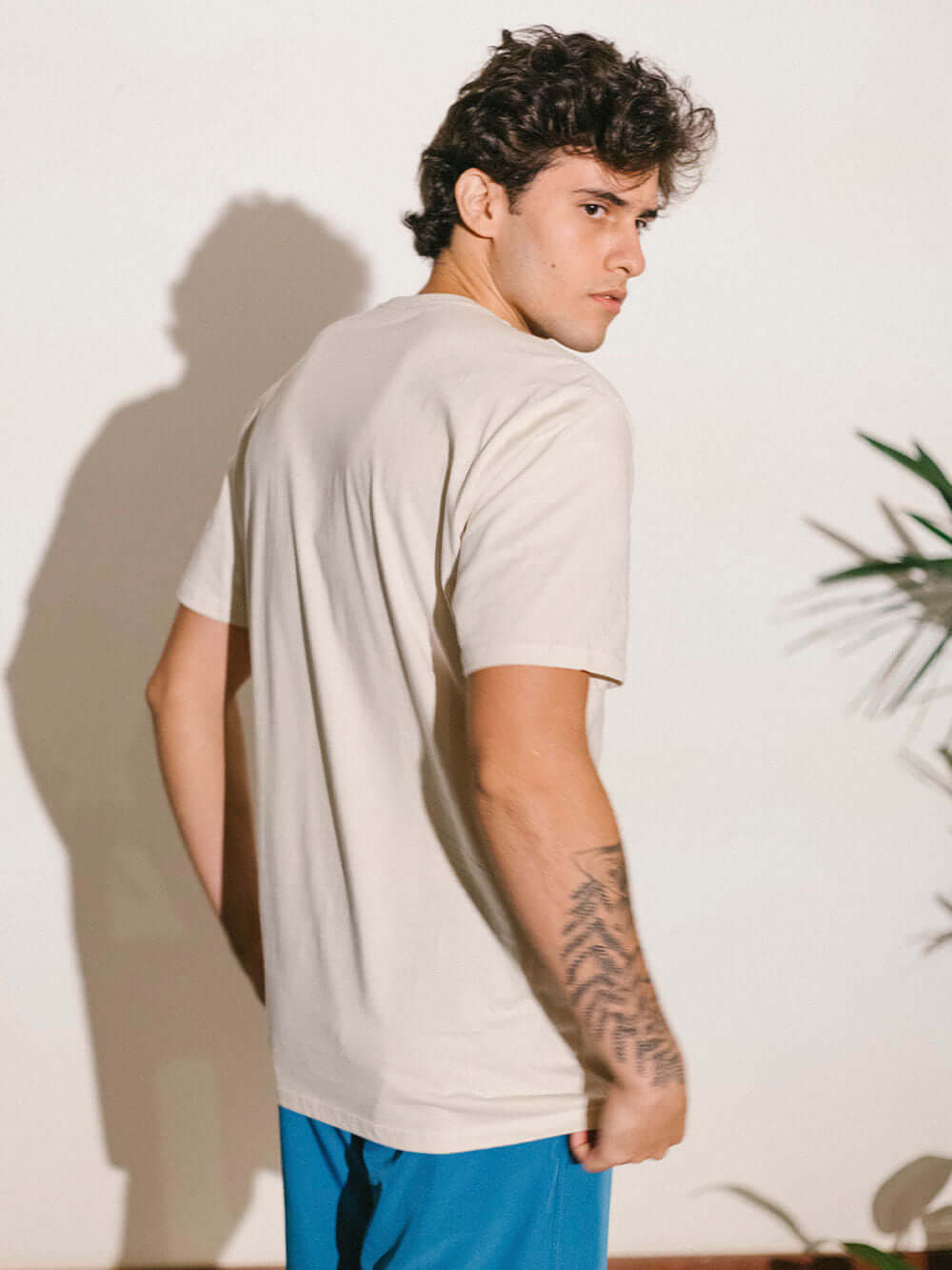 Camiseta Hibiscus bege da marca Greenish, modelagem clássica e confortável, vista de costas.