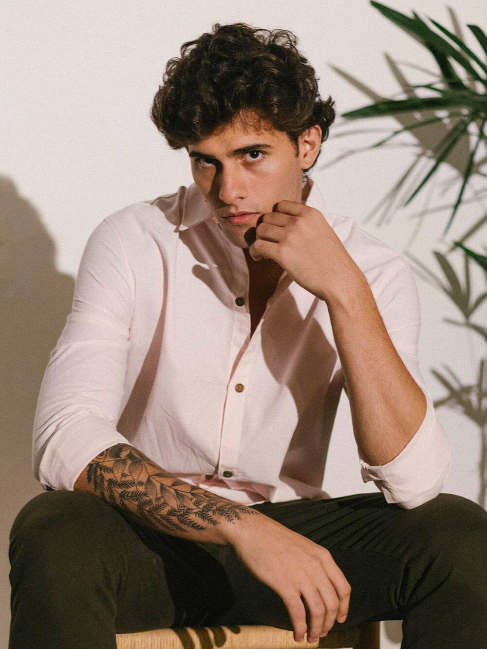 Homem usando a Camisa Manga Longa Stay Wild da Greenish, destacando seu detalhe em botão de coco e estilo casual.