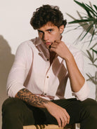 Homem usando a Camisa Manga Longa Stay Wild da Greenish, destacando seu detalhe em botão de coco e estilo casual.