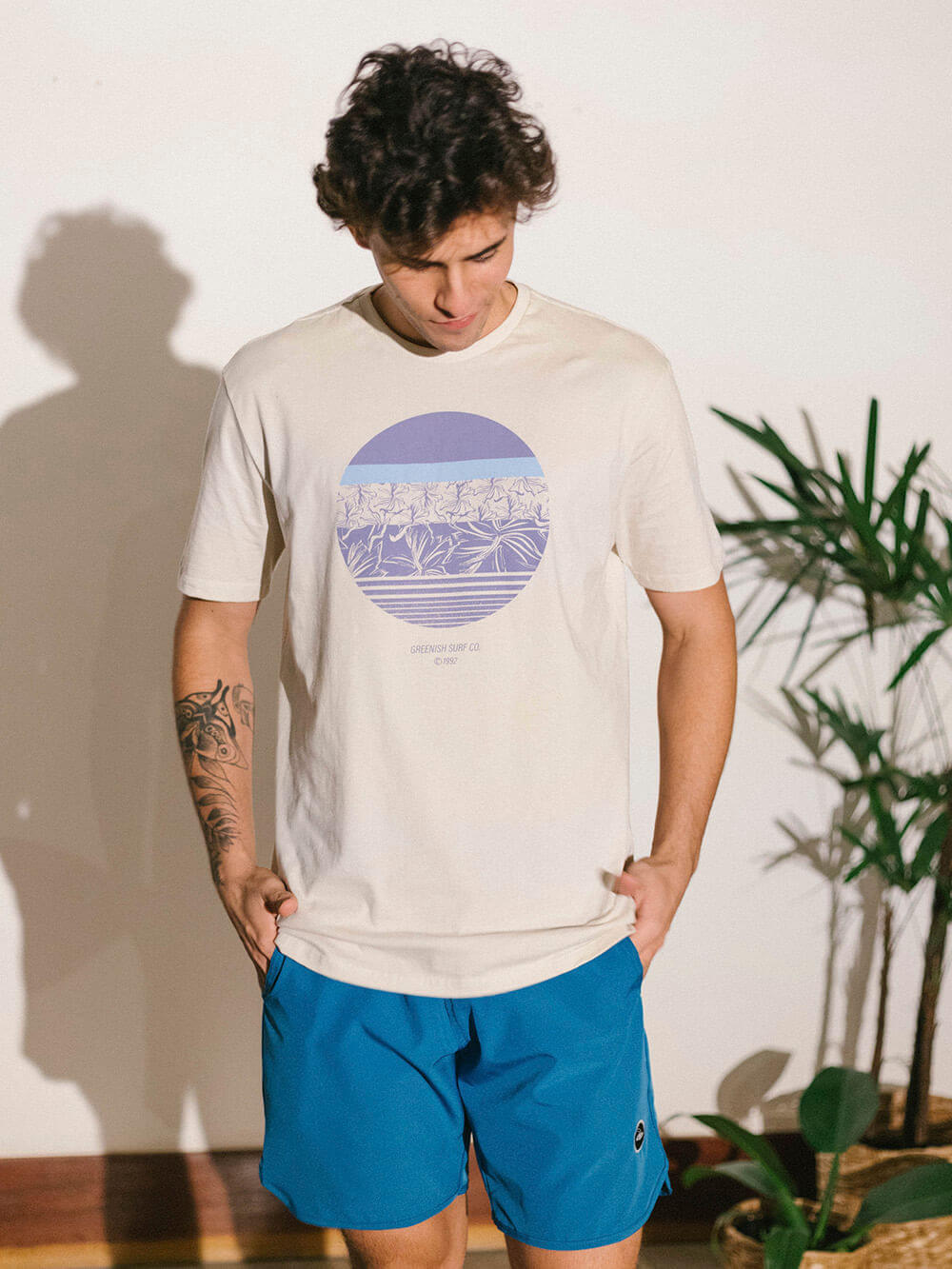 Camiseta Hibiscus bege da Greenish com estampa tropical, leve e confortável para uso diário.