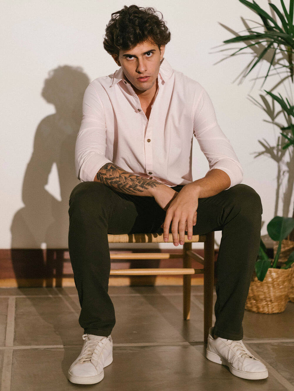 Modelo masculino usando a Camisa Manga Longa Stay Wild Rosa da Greenish, com estilo descontraído e modernos detalhes.
