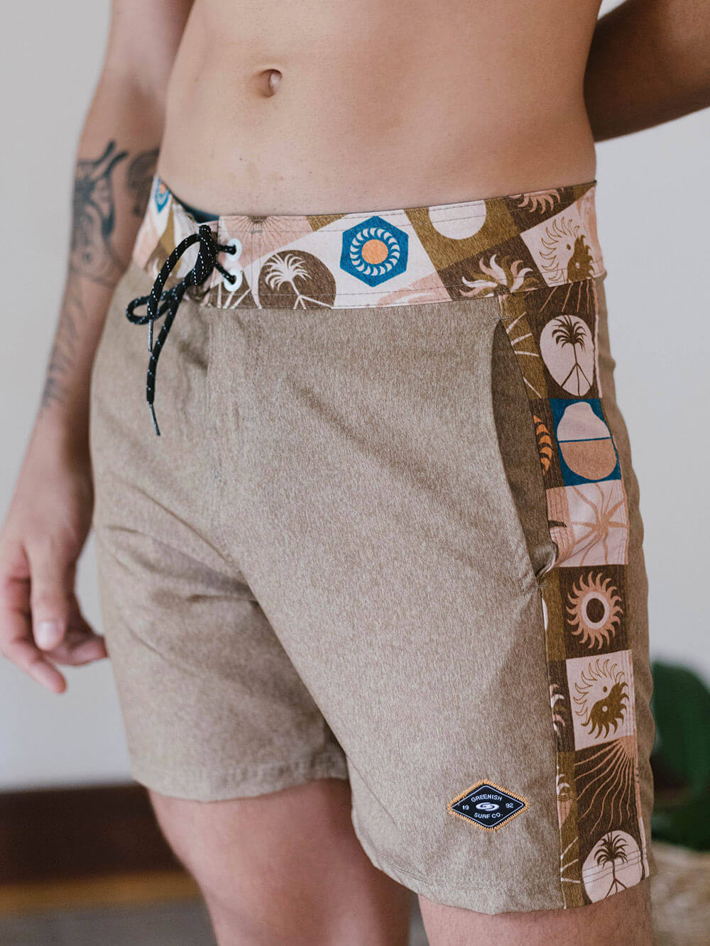Shorts Boardwalk Elemental Suns caqui da Greenish com estampa exclusiva e cós anatômico, ideal para o dia a dia.