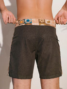 Shorts Boardwalk Elemental Suns Verde da Greenish, casual e moderno, ideal para atividades na praia.