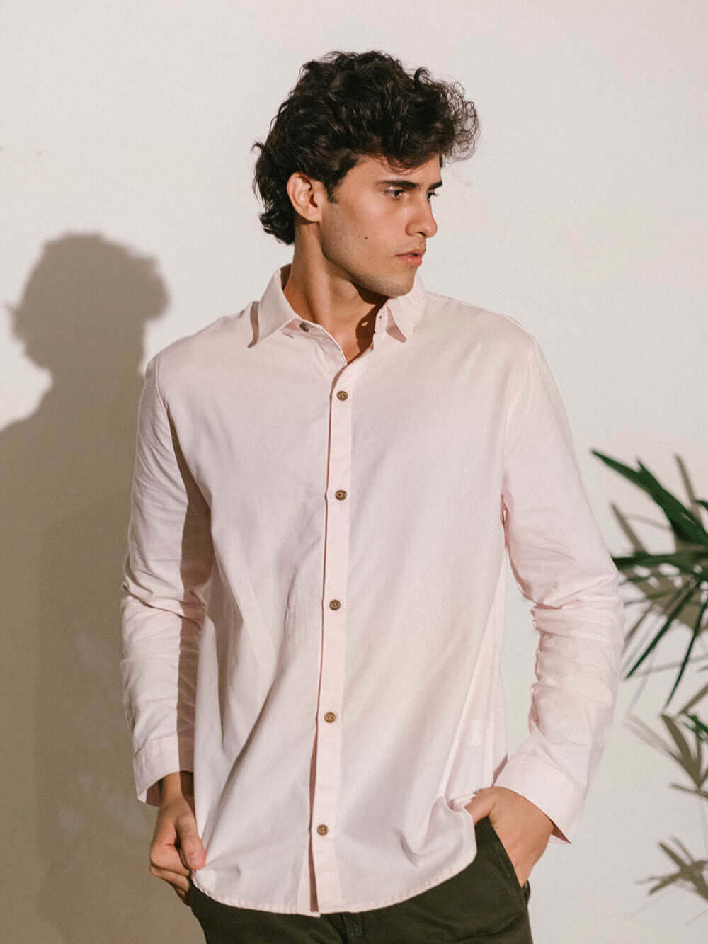 Camisa Manga Longa Stay Wild Greenish em rosa, confeccionada em algodão, ideal para looks formais e despojados.