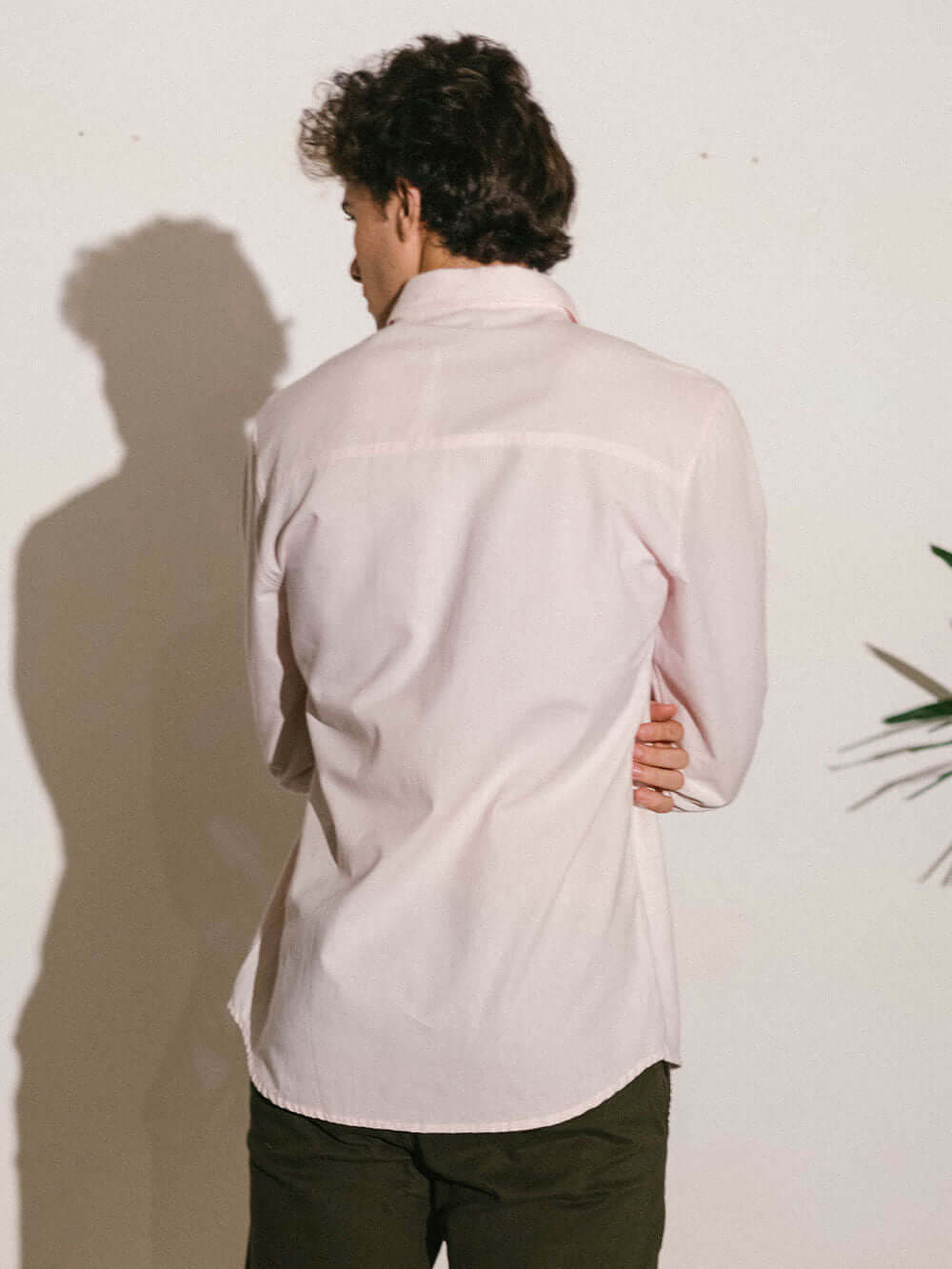 Camisa Manga Longa Stay Wild rosa da Greenish vista de costas, com detalhes em tecido 100% algodão.