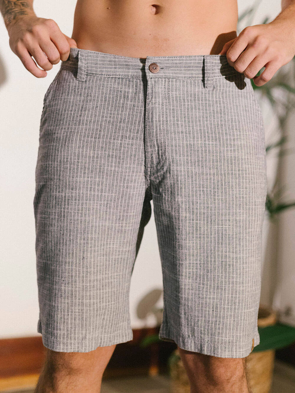 Bermuda Comfort Listrada Waves Sarja da Greenish em preto, ideal para conforto e estilo casual, feita com tecido respirável.