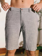 Bermuda Comfort Listrada Waves Sarja da Greenish em preto, ideal para conforto e estilo casual, feita com tecido respirável.