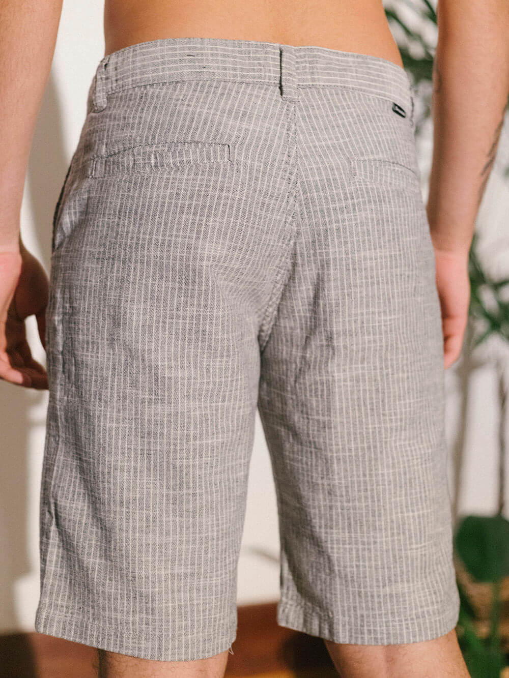 Bermuda Comfort Listrada Waves Sarja da Greenish em preto, ideal para conforto e estilo no dia a dia.