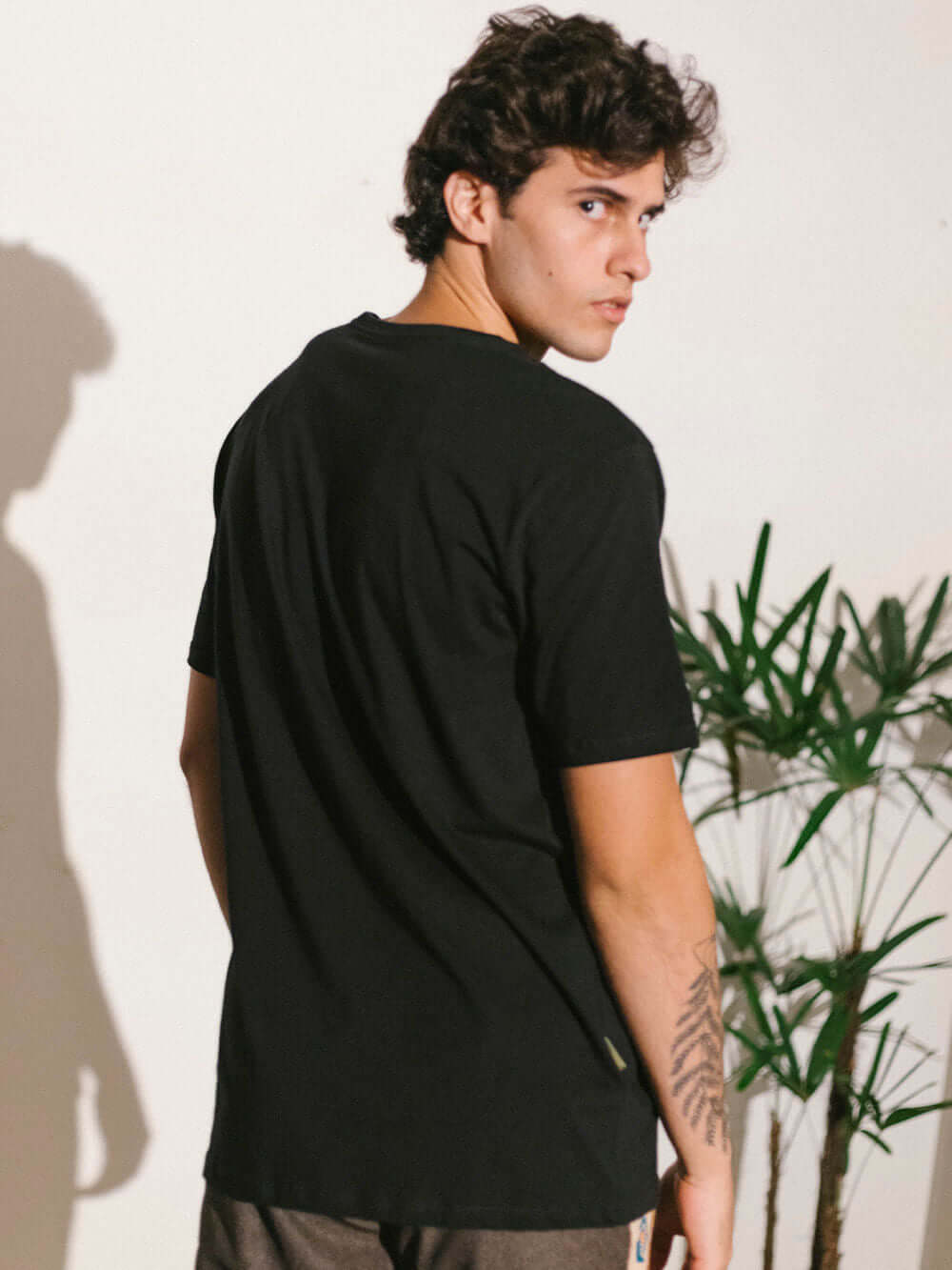Camiseta preta clássica da Greenish, com design exclusivo e caimento perfeito, ideal para looks casuais.