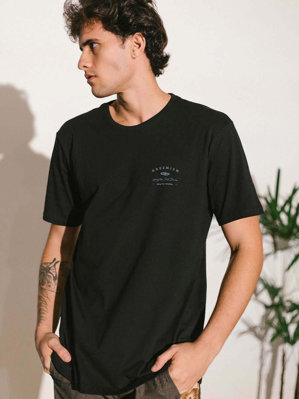Camiseta preta masculina Greenish com design original e ajuste confortável, estilo casual para o dia a dia.