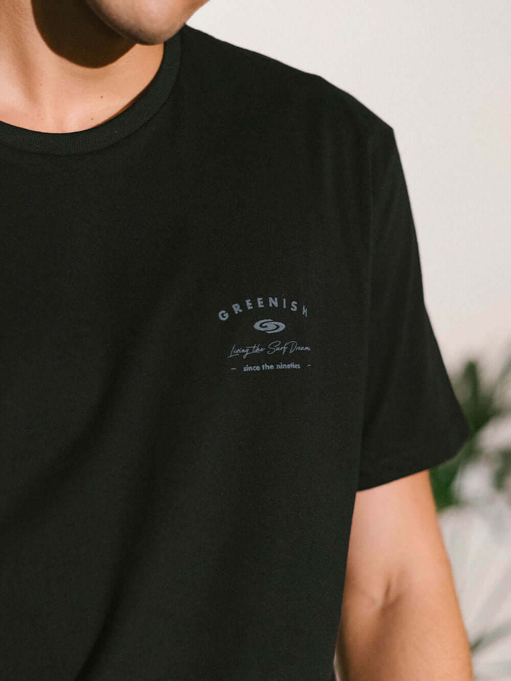 Camiseta preta da Greenish, modelo clássico, com estampa exclusiva e design original para conforto e estilo.