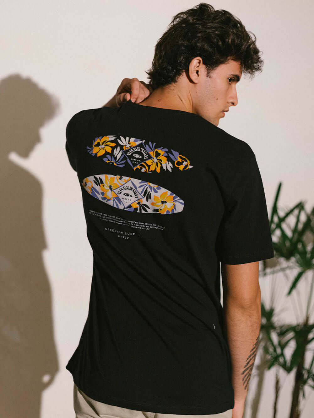 Camiseta Hibiscus e Prancha preta da Greenish, com estampa tropical e modelagem clássica.
