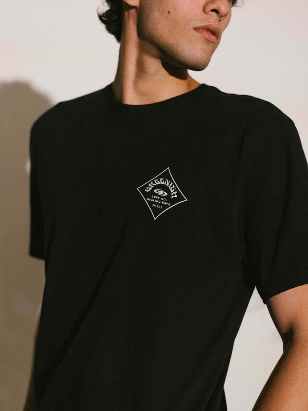 Camiseta Hibiscus e Planks da Greenish, modelo preto, confortável e estilosa, ideal para surfistas e ambientes descontraídos.